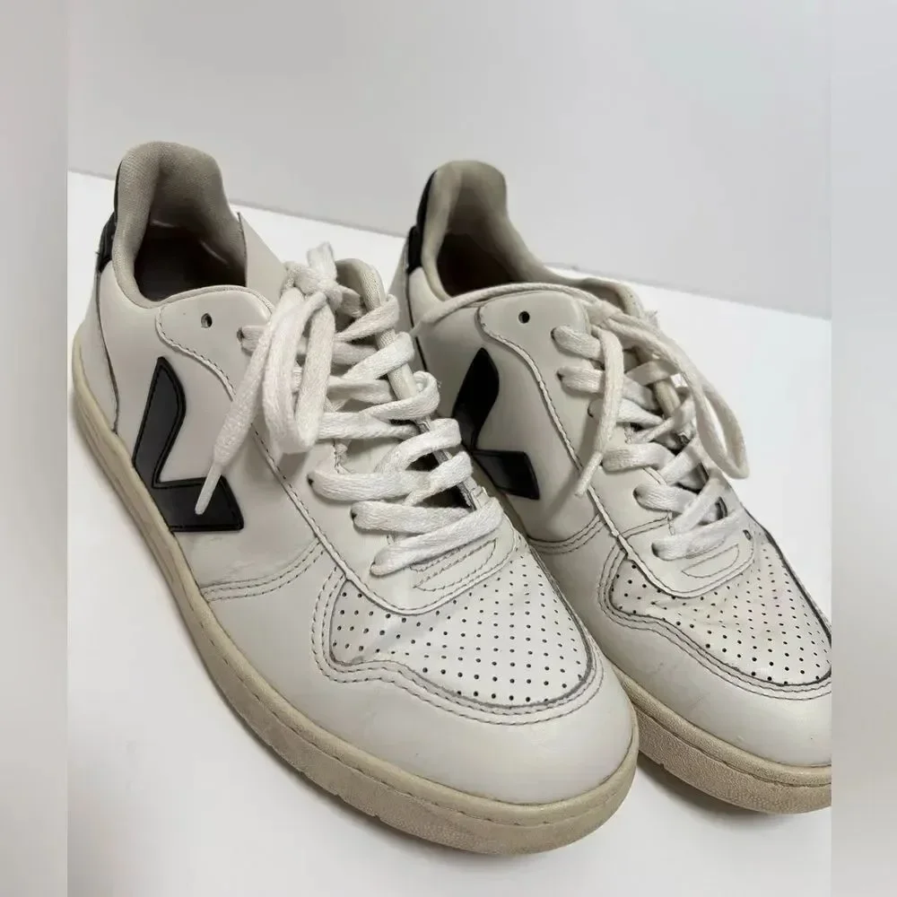 VEJA White Black Women's Low Top Sneakers Lace Up Logo Accent Rubber Sole Size 7